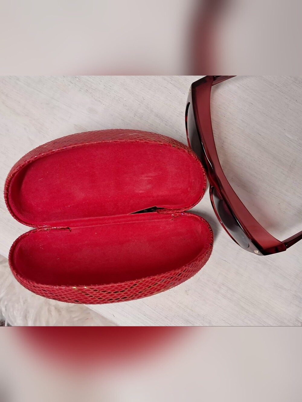 Stylish Red Women's Sunglasses - Classic Round Frame - Picture 9 of 11